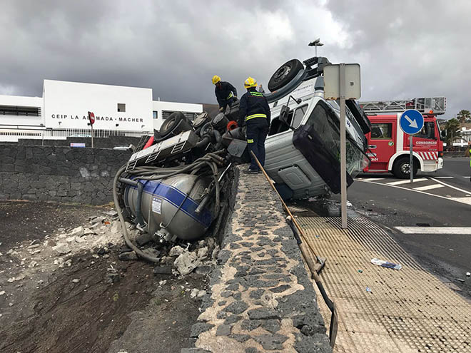 Dos Heridos, Uno Grave Y Otro Moderado, Tras El Vuelco De Un Camión En ...